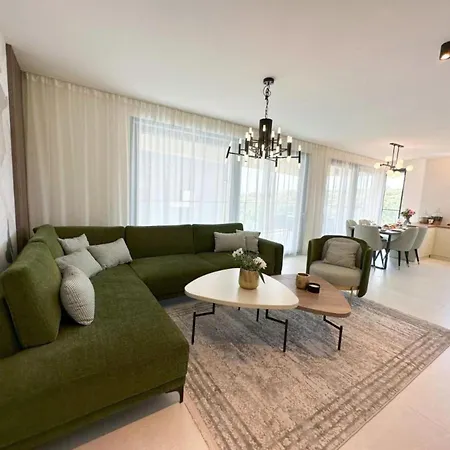 Three-bedroom Penthouse The Riviera Three -s3 *