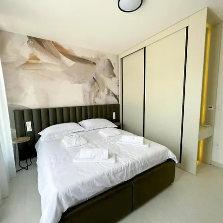 Three-bedroom Penthouse The Riviera Three -s3 *