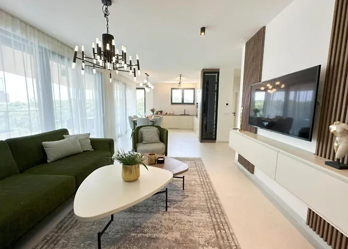 Three-bedroom Penthouse The Riviera Three -s3 Apartament *