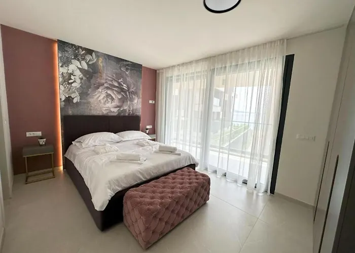 דירה Three-bedroom Penthouse The Riviera Three -s3