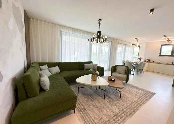 Three-bedroom Penthouse The Riviera Three -s3 *