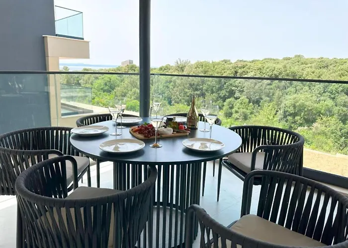 Three-bedroom Penthouse The Riviera Three -s3 *