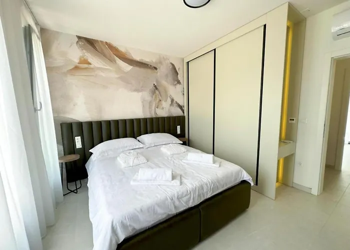 Three-bedroom Penthouse The Riviera Three -s3 *